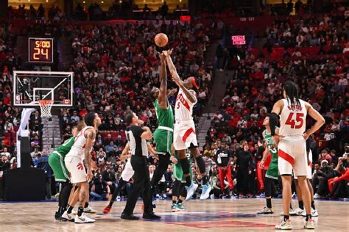 Does Hank Baskett use Twitter to Talk about his Personal Life?