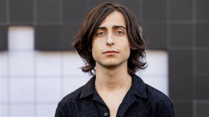 How tall is The Umbrella Academy actor?