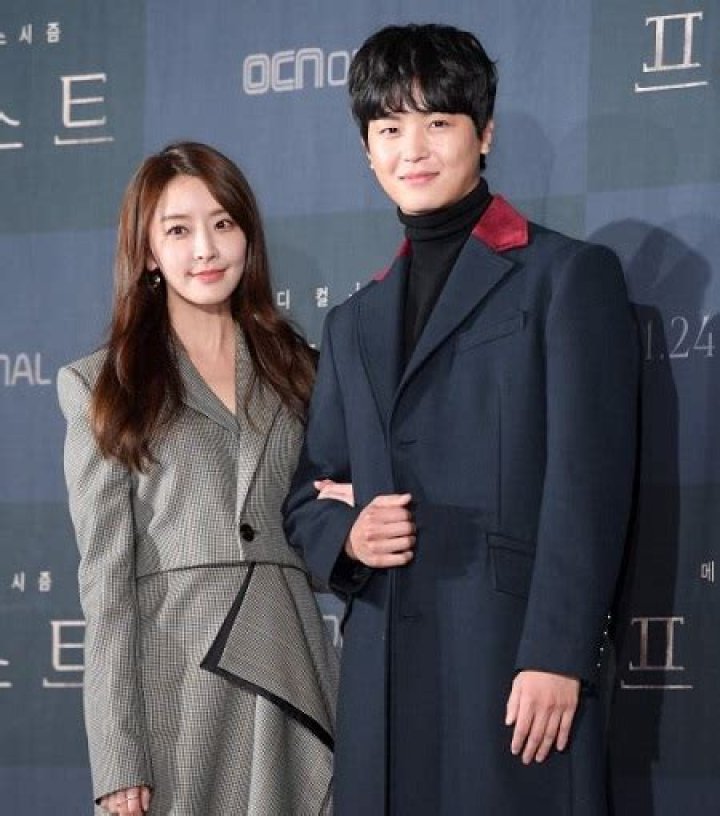 Is Famous South Korean Actor, Yeon Woo-jin In a Relatonship Or Single? Know About His Love Life