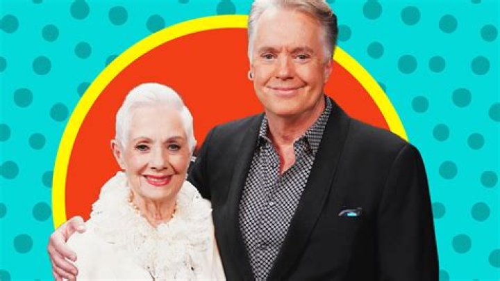 Katie Cassidy’s Twitter Page is Pretty Funny and Even Normal