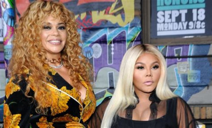 Lil Kim Once Pulled a Gun on Faith Evans