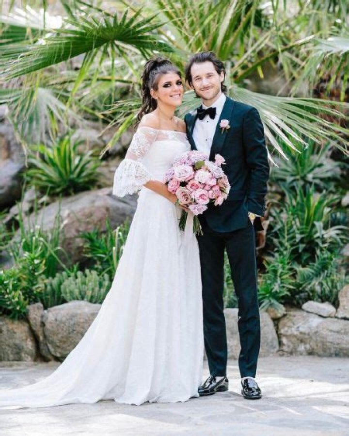 Molly Tarlov, Daughter of Mark Tarlov! Know About Her Husband, Baby, Wedding, Weight Loss, Height, Net Worth, & More.