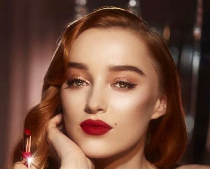 Phoebe Dynevor Husband – Is She Married To Cameron Fuller? Dating Timeline And Parents