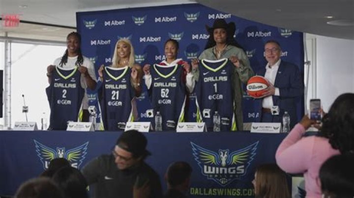 Who plays Amanda Carrington in Dynasty season 4?